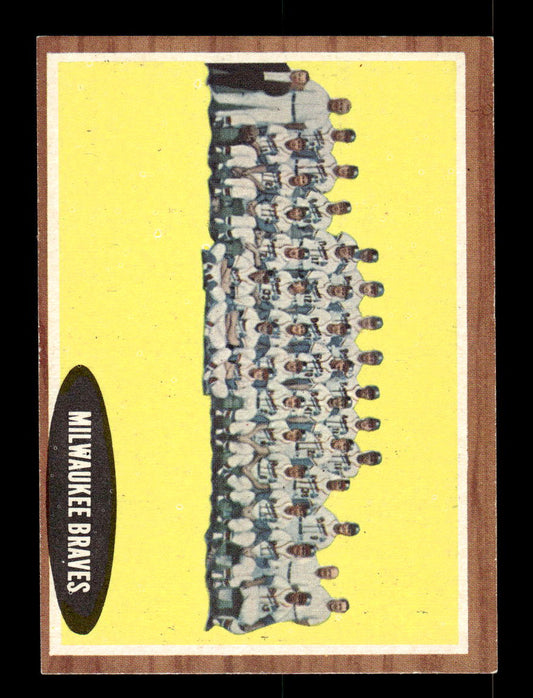 1962 Topps #158a Milwaukee Braves Milwaukee Braves EX CS26014800