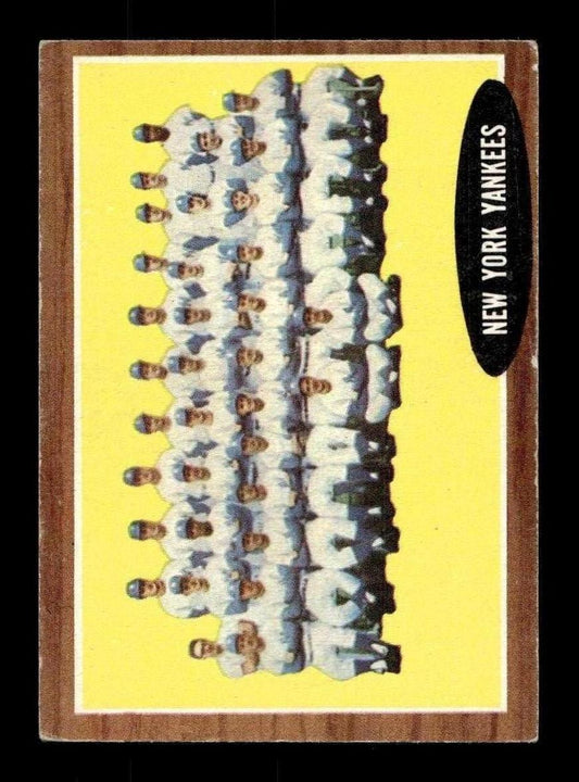 1962 Topps #251 New York Yankees New York Yankees EX CS26014881