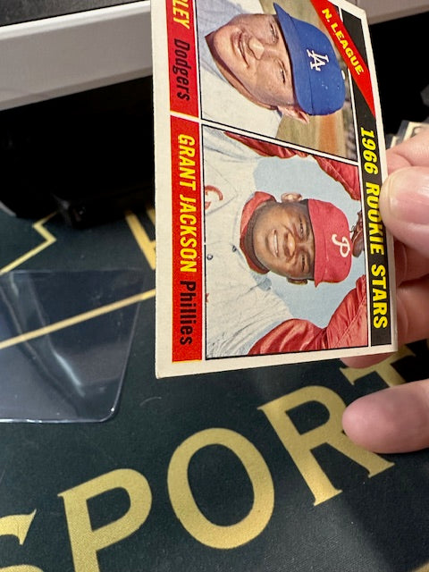 1966 Topps #591 NL 1966 Rookie Stars Shirley Jackson EXMT - HI# HOF-10006003